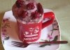Pyragas su vyšnių uogiene puodelyje