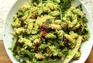 Makaronai su gražgarsčių pesto padažu ir vyšniniais pomidorais