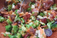 Salotos su brokoliais, vynuogėmis ir kumpiu