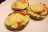 Su sūriu ir pomidorais kepti baklažanai