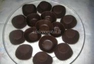 Šokoladiniai pyragėliai su plakta grietinėle