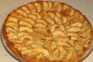 Trapus pyragas su obuolių koše