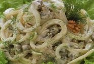 Kalmarų ir graikinių riešutų salotos
