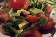 Avokado, pomidorų ir greipfrutų salotos