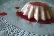 Panna cotta su braškių sirupu