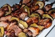 Šašlykai su kivių griežinėliais