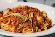 Naminiai "Pappardelle" makaronai su grybais kumpiu, raudonąją cikorija, špinatais ir grietinėle