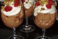 Šokoladinis desertas su grietinėle ir pistacijomis