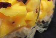 Jogurto, mango ir spanguolių desertas