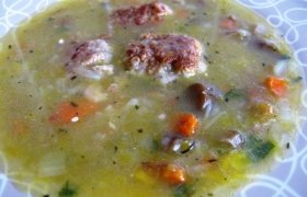 Daržovių sriuba su mėsos kukuliais