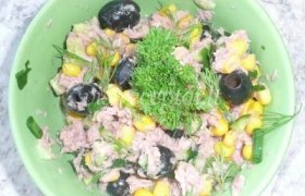 Tunų ir kukurūzų salotos