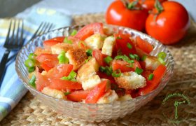 Greitos pomidorų ir skrudinto batono salotos