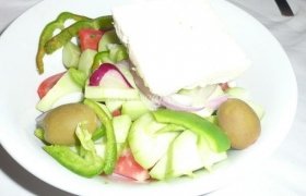 Vasariškos daržovių salotos