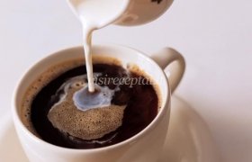 Kava su pienu