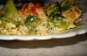 Kiaušinių plakinyje kepti brokoliai ir krevetės