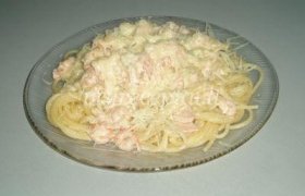 Spageti su lašiša ir krevetėmis