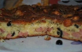 Pyragas su sūriu, kumpiu ir alyvuogėmis