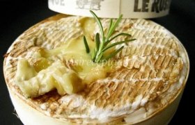 Orkaitėje keptas Kamemberto sūris su miško grybais ir žolelėmis