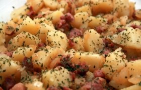 Karštos bulvių salotos