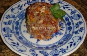 Raudonieji ryžiai su vištiena ir daržovėmis