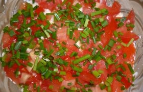 Žuvies salotos su pomidorais
