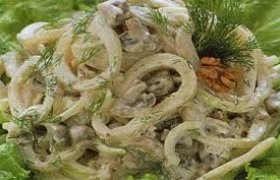 Kalmarų ir graikinių riešutų salotos