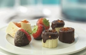 Šokoladiniai vaisiai Mažas gardus ir gundantis desertas