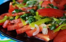 Skaniosios daržovių salotos su mėtomis