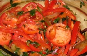 Skaniosios baklažanų ir pomidorų salotos