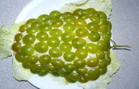 Salotos "Vynuogė" su kininiais kopūstais