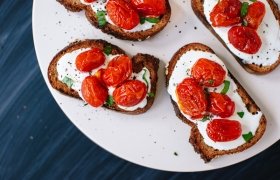 Brusketa su rikotos sūriu ir keptais pomidoriukais