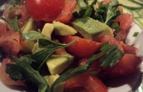 Avokado, pomidorų ir greipfrutų salotos