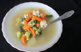 Dietiška vištienos sriuba su kalafiorais ir brokoliais