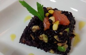 Lašišos tartaras su avokadu ir laimu, patiekiamas su juodaisiais ryžiais