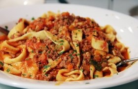 Naminiai "Pappardelle" makaronai su grybais kumpiu, raudonąją cikorija, špinatais ir grietinėle