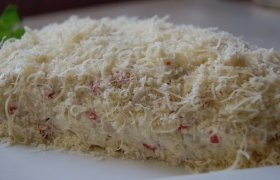 Krabų lazdelių ir sūrio salotos "Morkytė"
