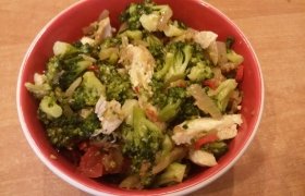 Salotos iš brokolių su vištiena