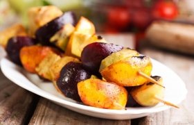 Vaisių vėrinukai  pagardinti saldžiarūgščiu medaus padažu