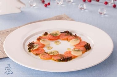 Lašišos „Carpaccio“ su džiovintų pomidorų ir krapų padažu