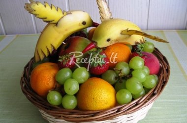 Vaisių ir uogų krepšelis su bananiniais paukščiais