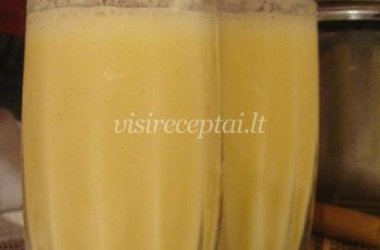Pieno ir ledų kokteilis su persikais ir sultimis