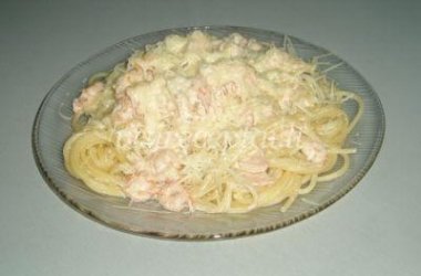 Spageti su lašiša ir krevetėmis