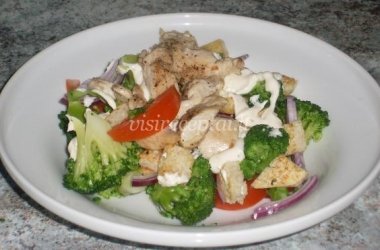 Brokolių salotos su vištiena