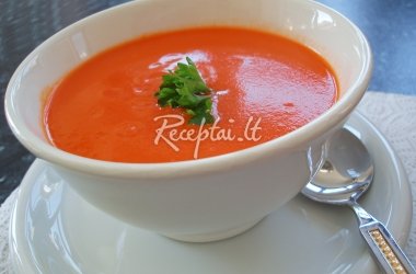 Pomidorų sriuba su bazilikais