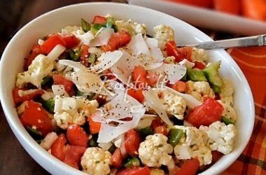 Pomidorų ir žiedinių kopūstų salotos
