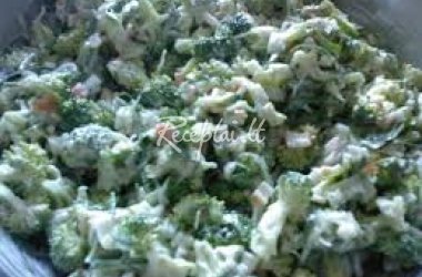 Brokolių ir krabų lazdelių salotos