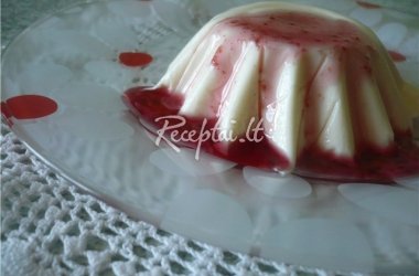 Panna cotta su braškių sirupu