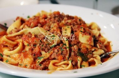 Naminiai "Pappardelle" makaronai su grybais kumpiu, raudonąją cikorija, špinatais ir grietinėle