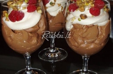 Šokoladinis desertas su grietinėle ir pistacijomis