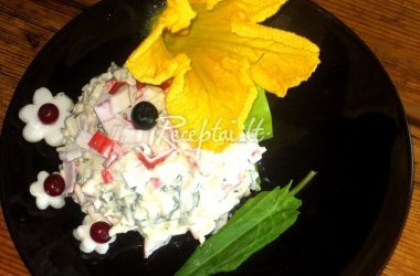 Krabų lazdelių ir rūgštynių salotos